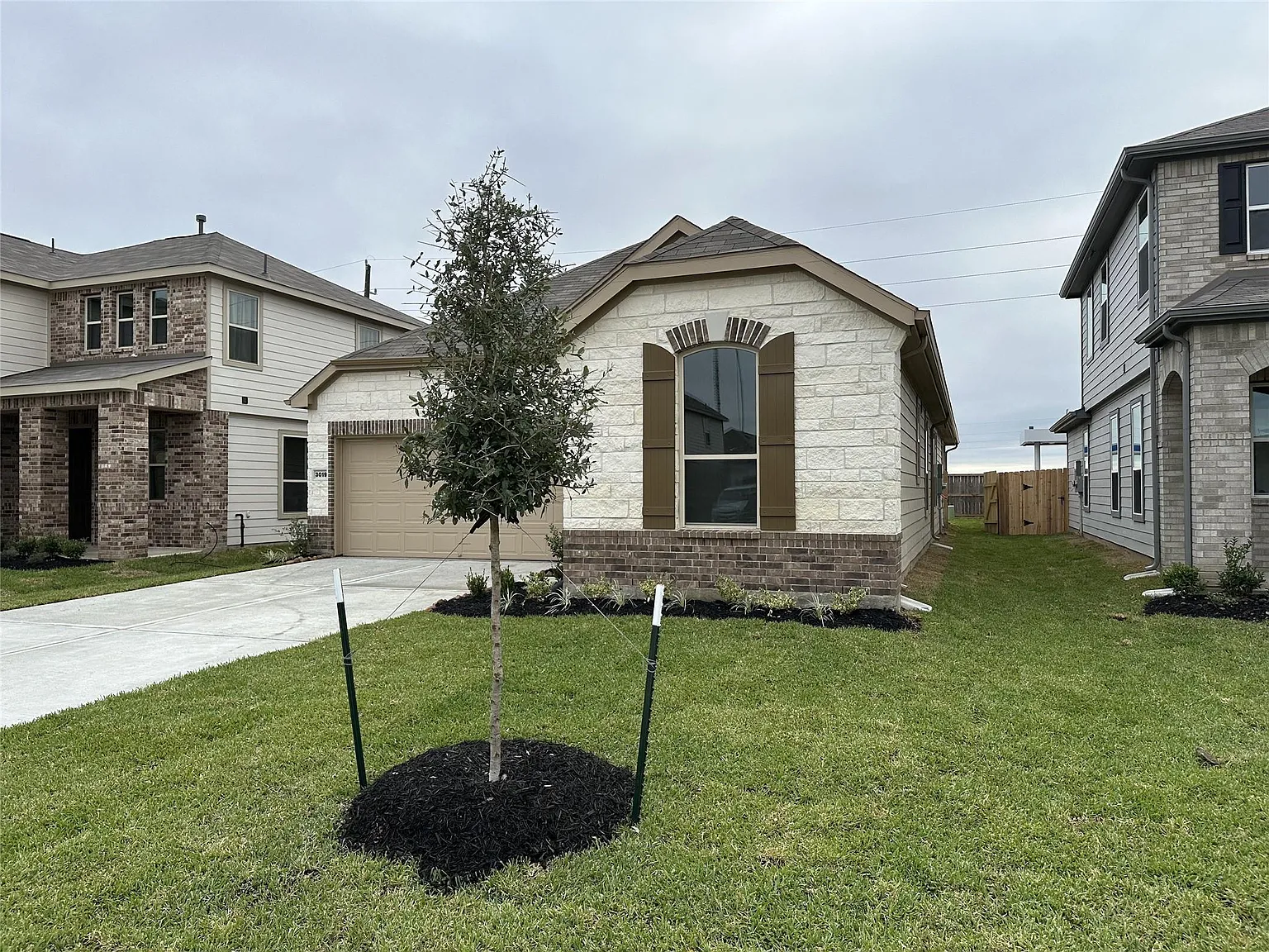 3 bed, 2.0 bath, 2100 sqft, $2,600 — Photo 3