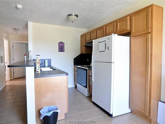 3rd image of 702 Llano Pl