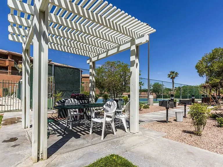 555 Highland Dr #115 — Photo 16