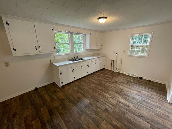 3rd image of 1002 Wilmouth St
