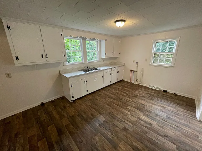 1002 Wilmouth St — Photo 3
