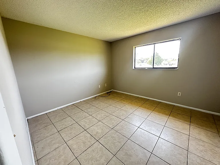 199 Willow Rd — Photo 2