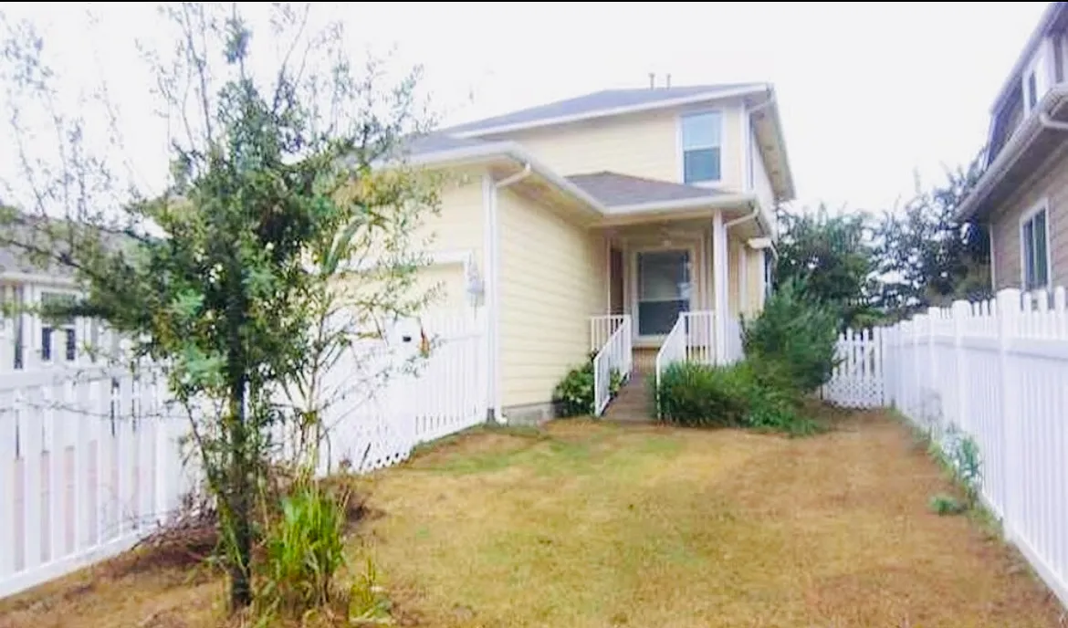 Thompson Trl, Round Rock — Photo 1