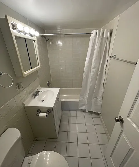 Lakeview Terrace Apartments — Photo 6
