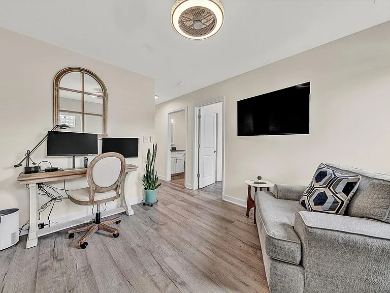 140 W Calhoun St — Photo 4