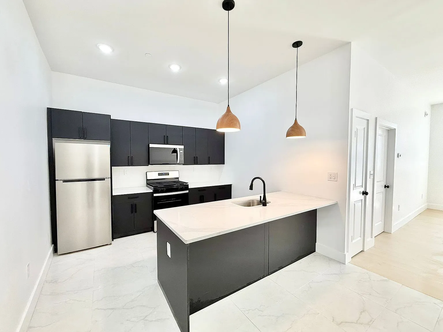 1 bed, 650 sqft, $1,900 — Photo 1