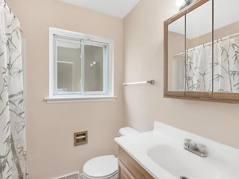 1233 Davis St — Photo 4