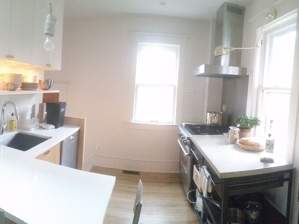 2nd image of 724 W Jefferson St