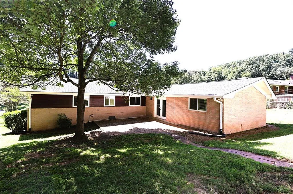 3 bed, 2.0 bath, 2011 sqft, $2,695 — Photo 4