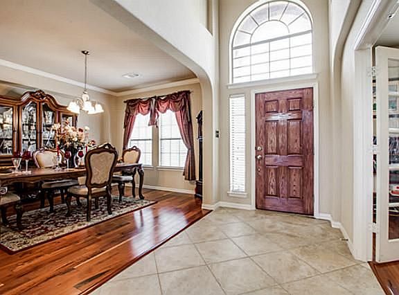 3rd image of 914 Surrey Dr