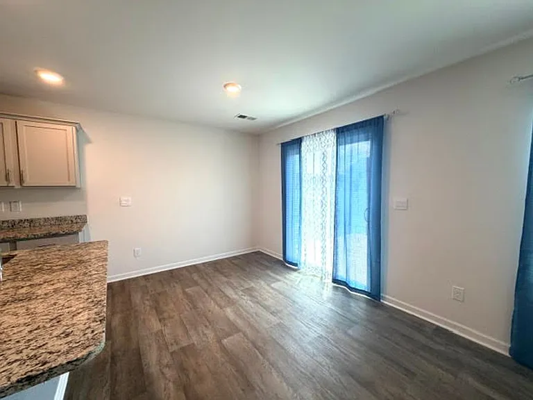 526 Leven Dr — Photo 4