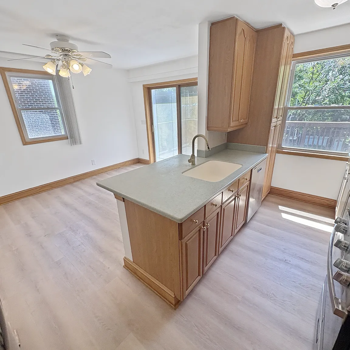 3 bed, 1125 sqft, $2,200 — Photo 4