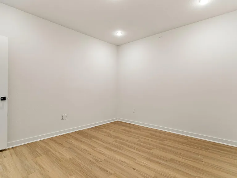 100 W Mockingbird Ln #305 — Photo 15