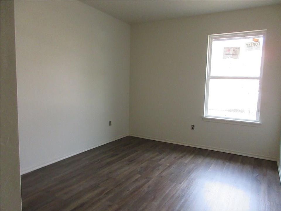 2nd image of 416 Chalk Hill Ct