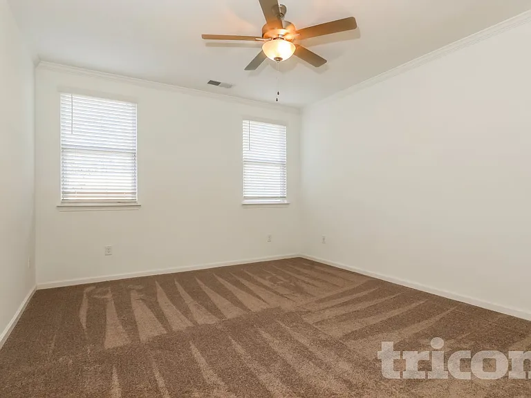 180 Everett Sq — Photo 6