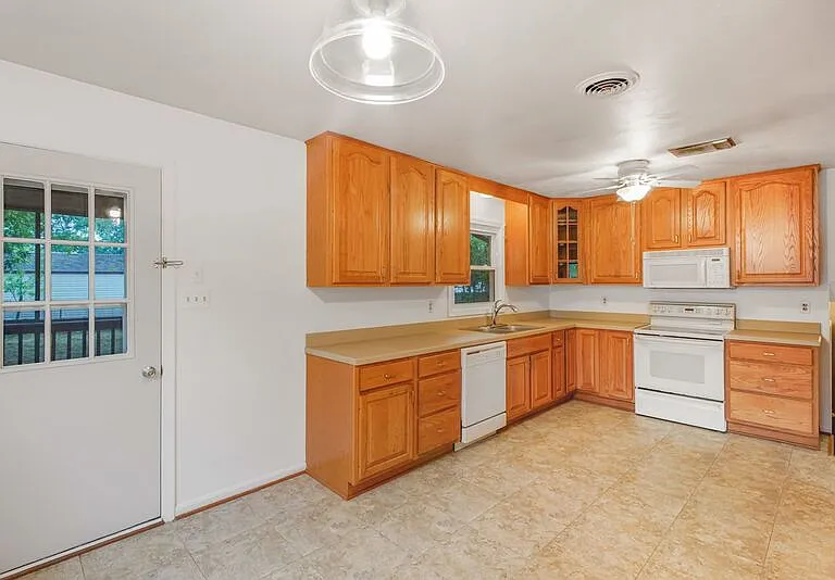 408 Deerwood Dr — Photo 10