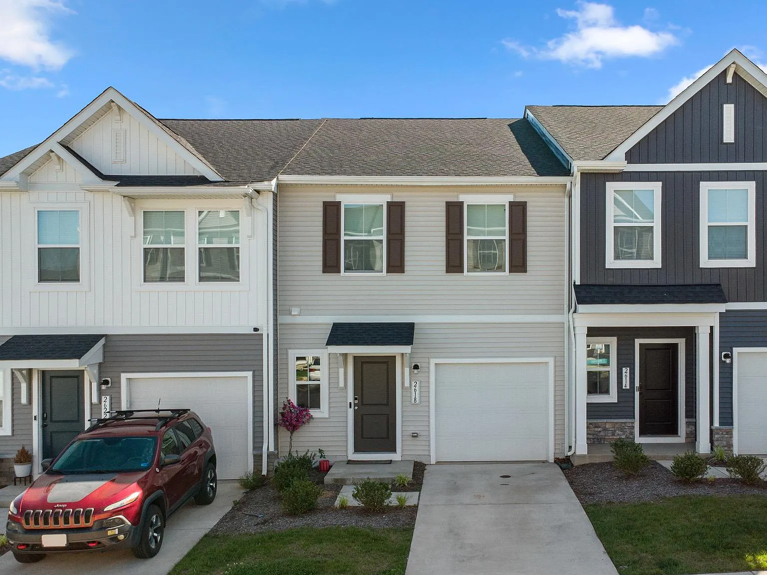 3 bed, 2.5 bath, 1600 sqft, $2,400 — Photo 1