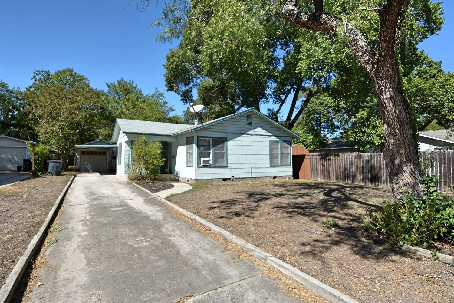 2 bed, 1.0 bath, 979 sqft, $1,300 — Photo 1