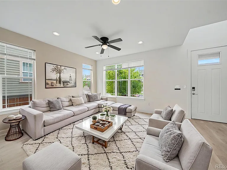 4937 S Addison Way — Photo 2