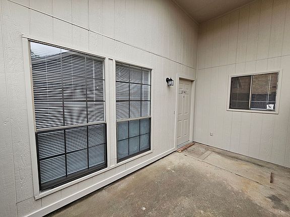 3rd image of 3141 Tudor Ln Unit 3141