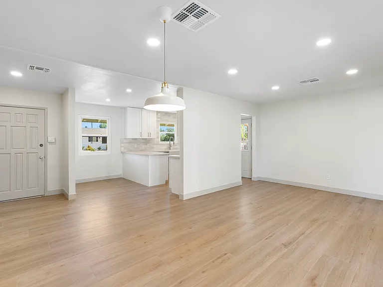 715 W Oregon Ave — Photo 4
