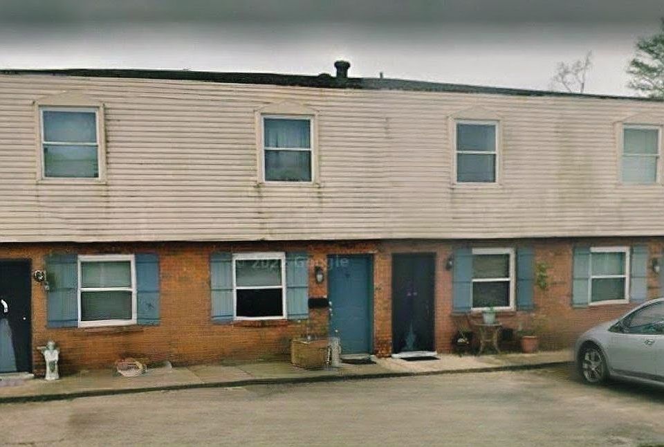 4 Plex. The screens on the front door are gone.
.