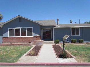 130 S Palm Dr, Dinuba, CA 93618