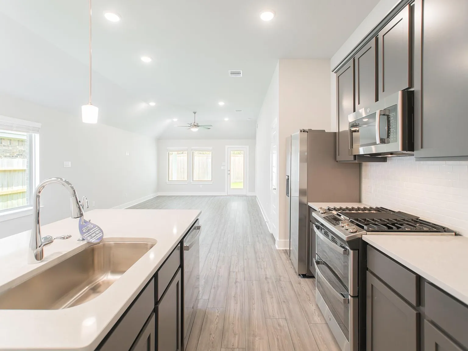 3 bed, 2.0 bath, 1377 sqft, $2,300 — Photo 2