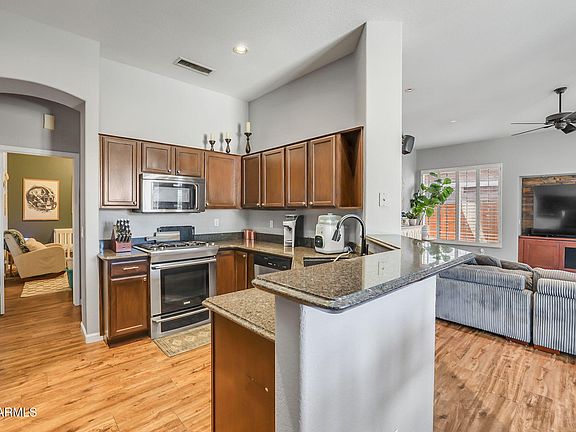 5th image of 840 N APRIL Drive
