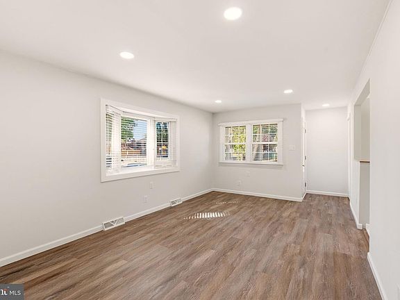 5th image of 208 W Cedar Ave