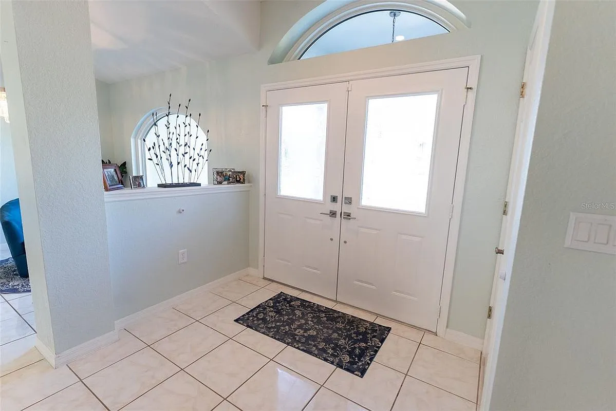 3 bed, 3.0 bath, 2600 sqft, $3,800 — Photo 3