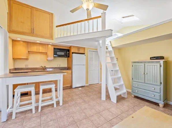 3 Winthrop St #4, Provincetown, MA 02657