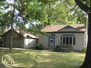 9155 Bellevue Rd, Grosse Ile, MI 48138