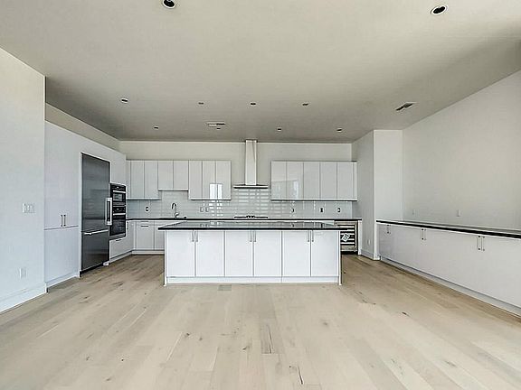3rd image of 1409 Post Oak Blvd Unit 1604