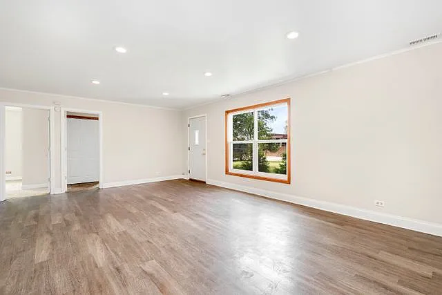 2821 Dempster St — Photo 2
