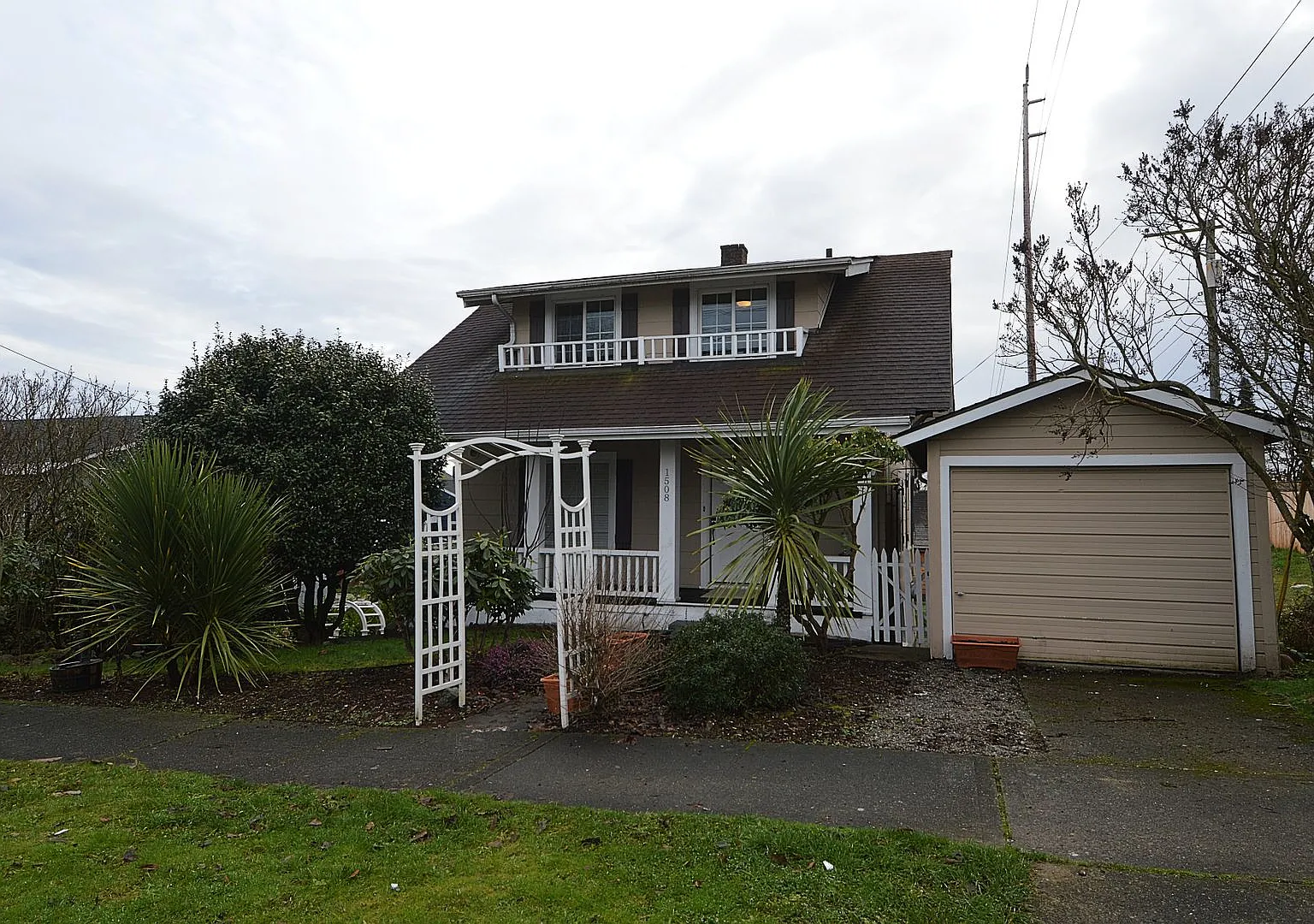 Updated Turn of the Century Craftsman in Tacoma! — Photo 1