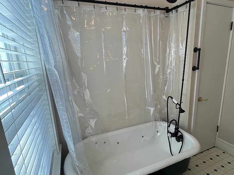 Claw foot tub.