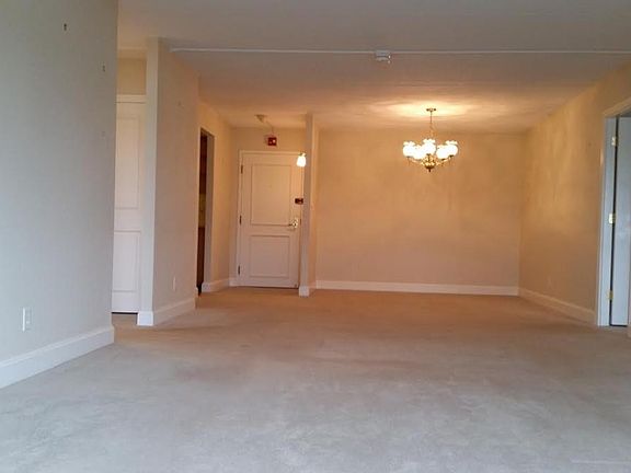 Dining room: Pre-furnished version