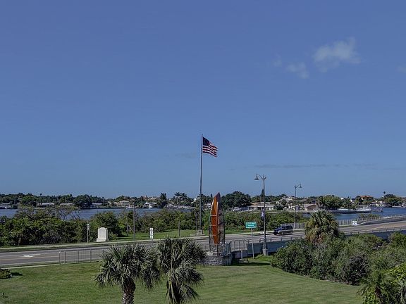 4th image of 100 Bluff View Dr APT 209C