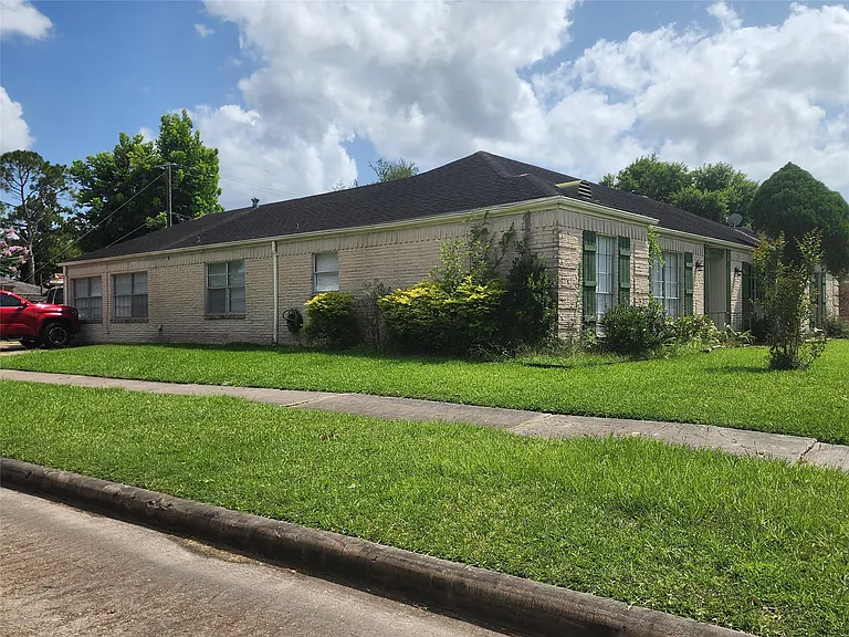 7903 Sharpview Dr — Photo 2