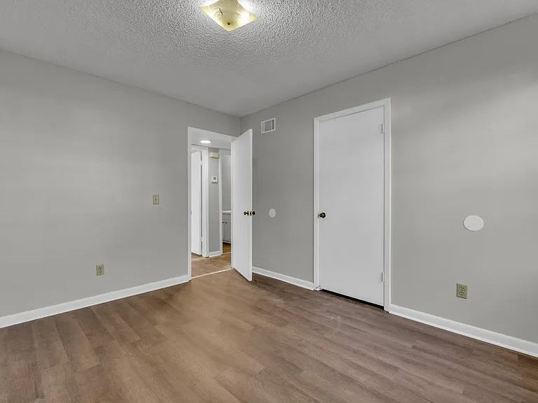 912 E Broad St — Photo 14