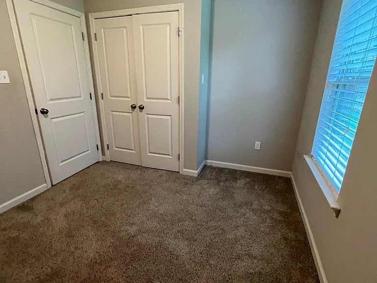 13712 Fox Hill Dr — Photo 32