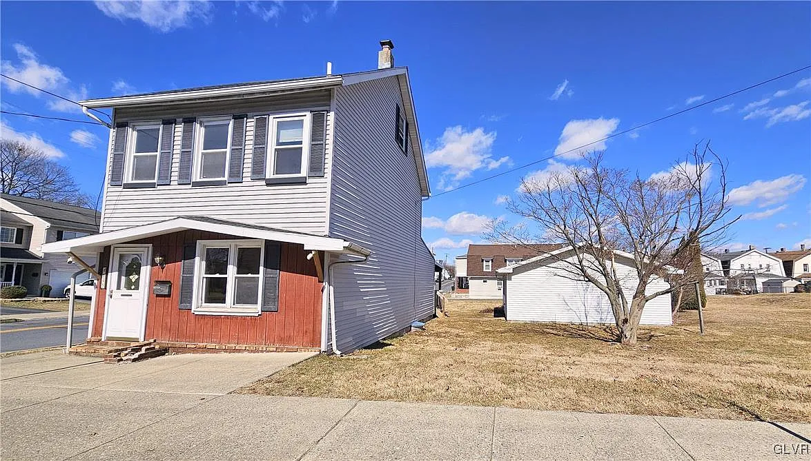 645 Line St photo 1