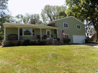 3800 Douglas Ct, Sioux City, IA 51104