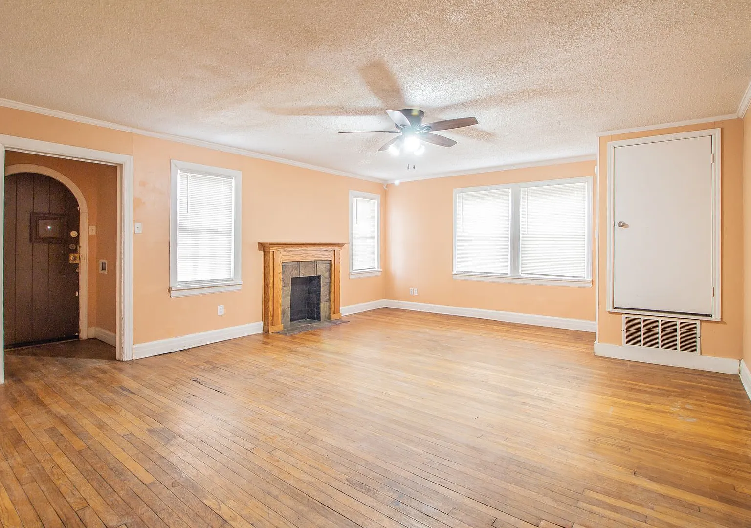 Spacious 4/2 Near TTU — Photo 2