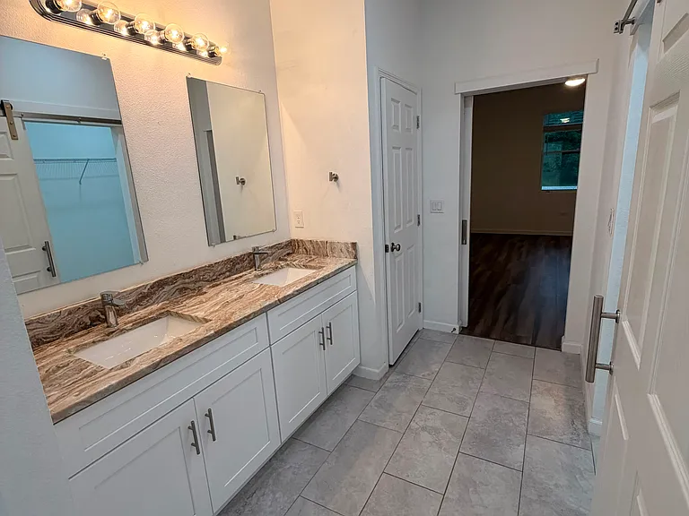 407 Mulberry Ct — Photo 9