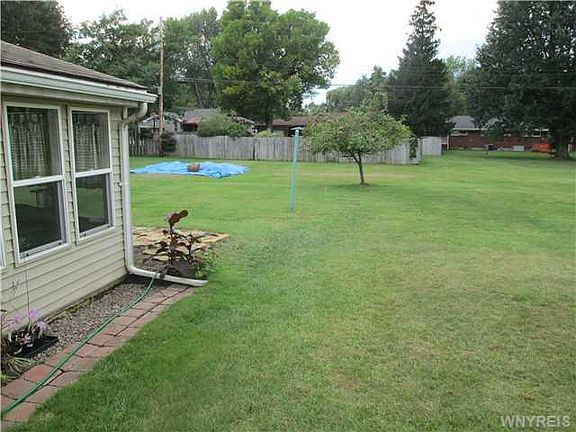4th image of 40 Bayberry Ave