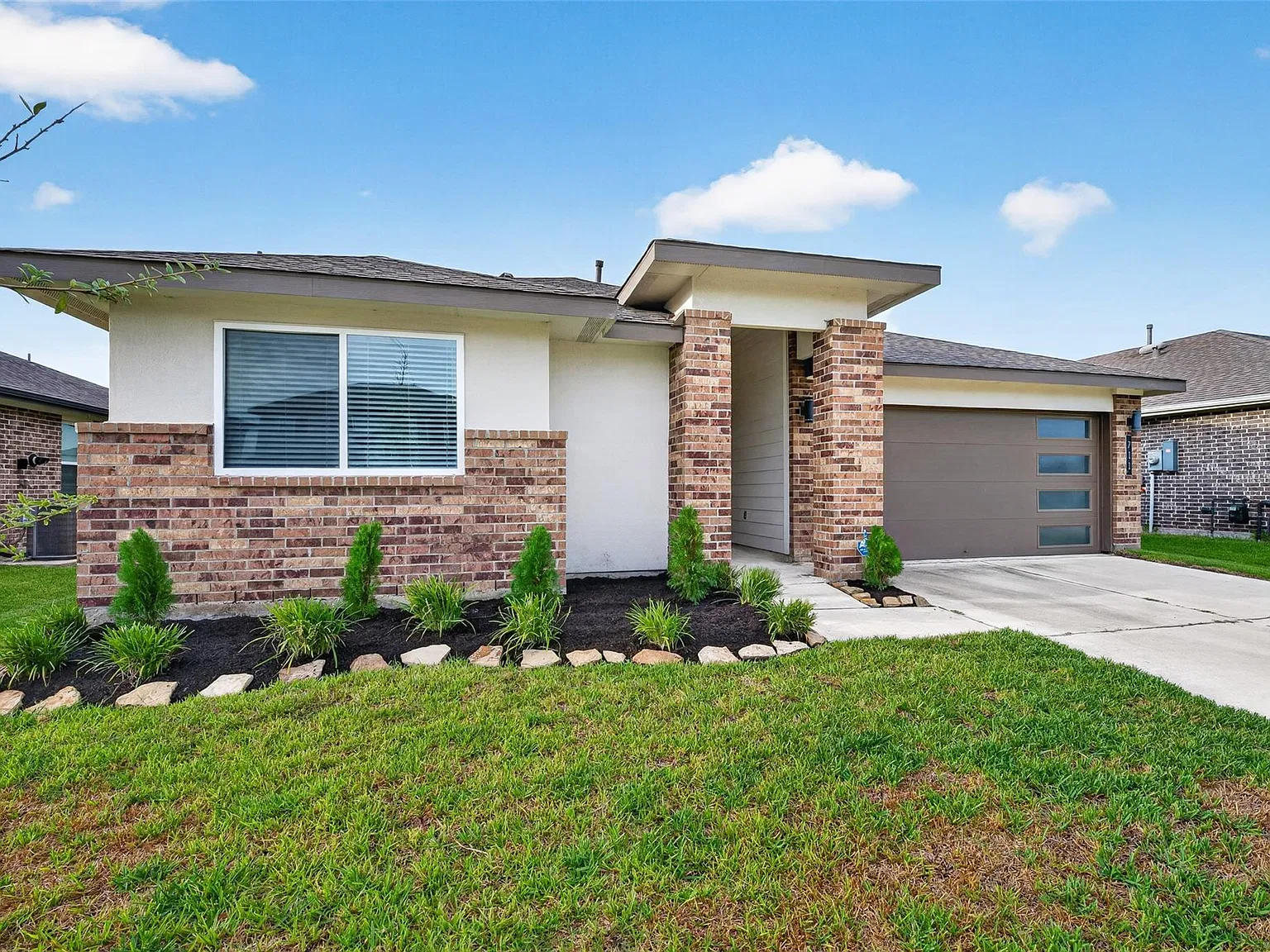 3 bed, 2.0 bath, 1297 sqft, $2,100 — Photo 3