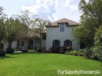 Beautifully landscaped, well maintained
						:
						Front of the house