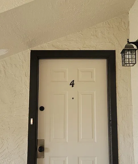 800-804 Laurelwood Dr — Photo 2